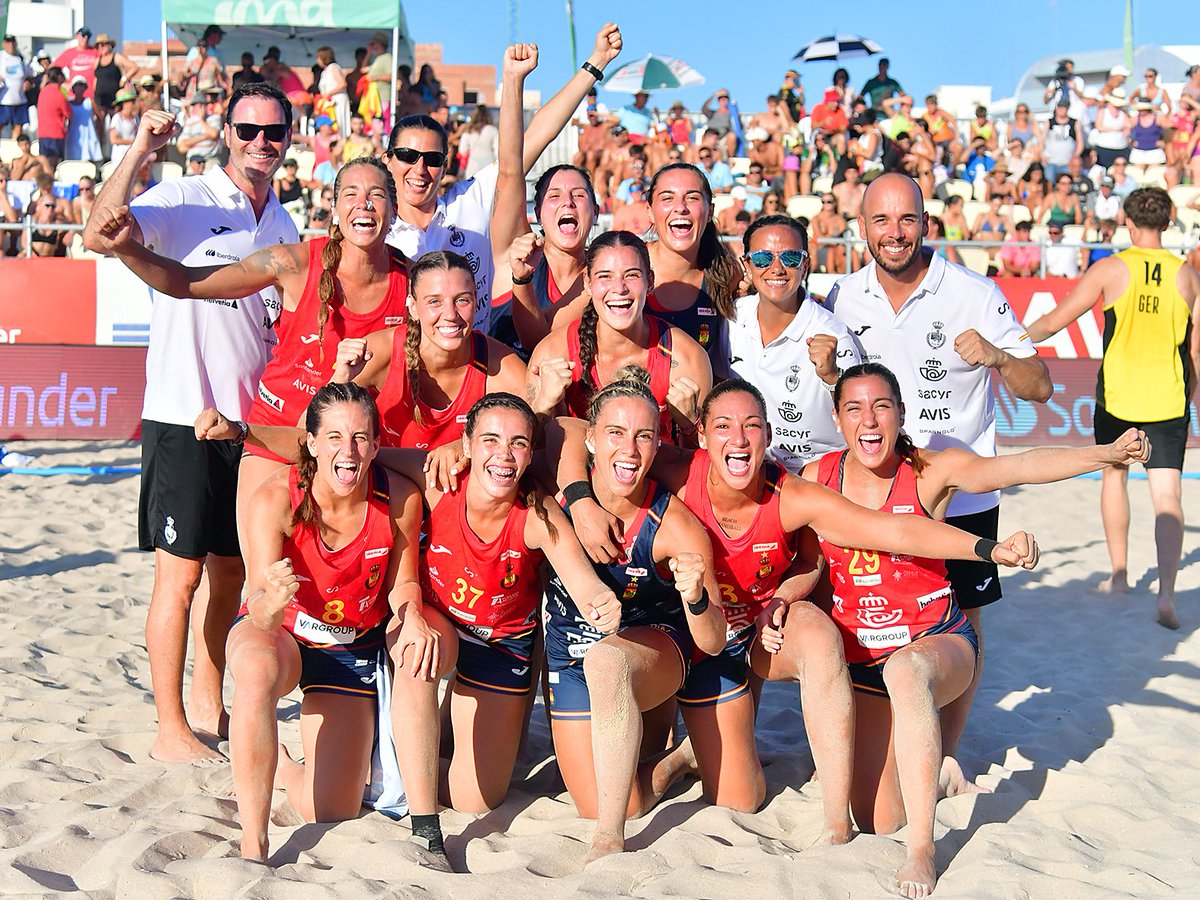 🏆 ¡𝑺𝑶𝑴𝑶𝑺 𝑪𝑨𝑴𝑷𝑬𝑶𝑵𝑨𝑨𝑨𝑺!

🇪🇸 ¡Las #GuerrerasArena 🇪🇸 vencen en la final de la Fase Europea del #IHFGlobalTour ante Portugal 🇵🇹 en el Cádiz Arena y se llevan el título!

✈️✈️ ¡Las nuestras obtienen así el billete a Qatar 🇶🇦, donde pelearán por hacerse con el trofeo