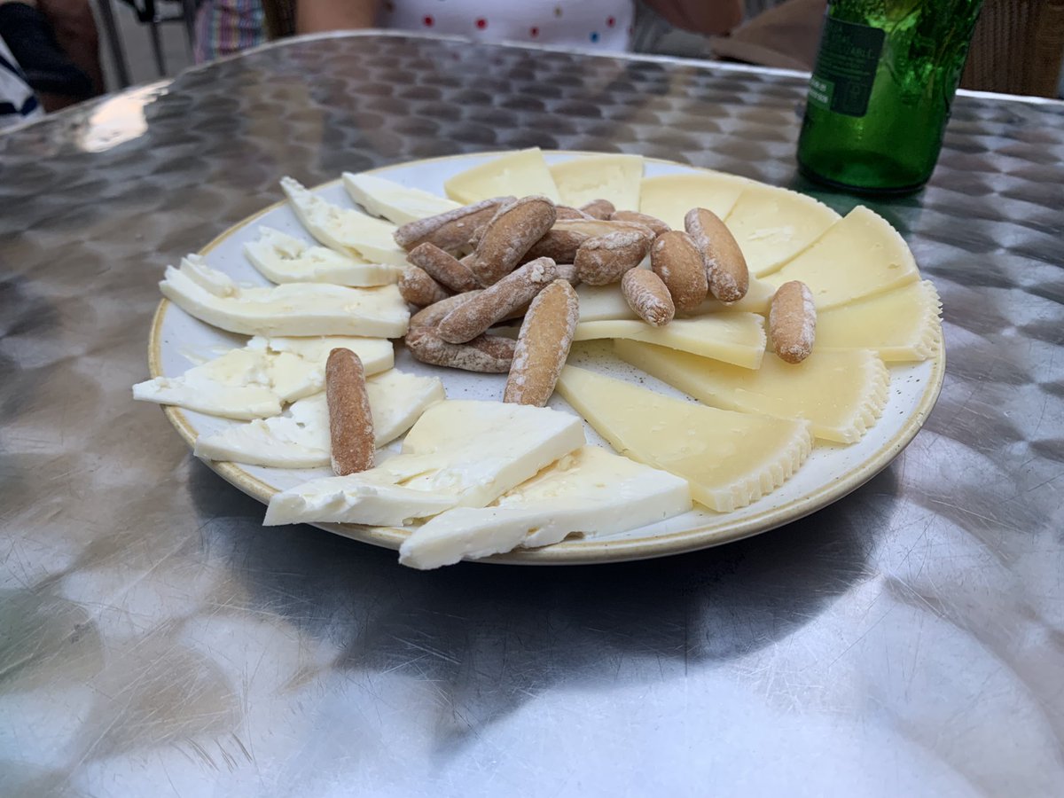 📚🧀 Avui hem gaudit d’una vetllada a <a href="/Casamontoliu/">Casamontoliu1904</a>, on hem maridat els formatges de Formatges de Pallars amb la presentació del llibre ‘Serra del Montsec, 101 propostes’, de David Chacobo i Cristina Papell, editat per <a href="/efados/">Editorial Efadós</a>