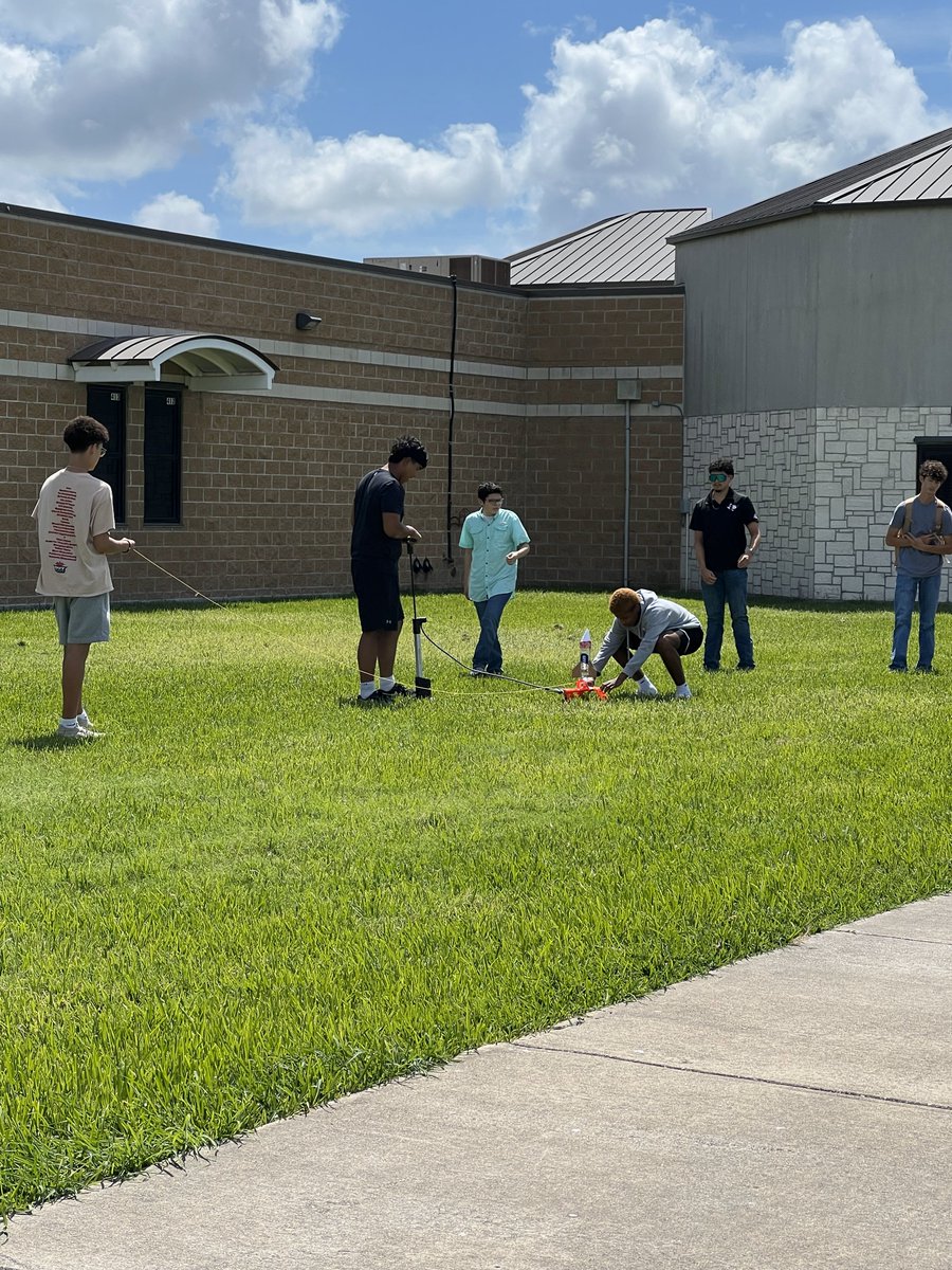 Dr_Chap_TX's tweet photo. Great Friday when you are wandering around the district and find the @LISDPirates Principles of Engineering class shooting off water rockets! #CTEATWork #RealWorld #LondonProud https://t.co/hIFATeA0lG