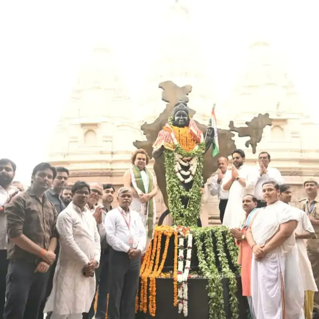 TraditionalVar1's tweet image. प्रत्येक वर्ष की तरह इस साल भी #बनारस ने अपने ही अलग अंदाज में #स्वतंत्रतादिवस2024 मनाया ।
सबसे अदभुत नज़ारा #विश्वनाथ मंदिर और #कालभैरव मंदिर का था।
यहां पर भक्तों ने तिरंगे से बाबा का श्रृंगार कर के विश्व शांति के रुद्राभिषेक एवं पूजन किया।
#IndependenceDayIndia #Varanasi