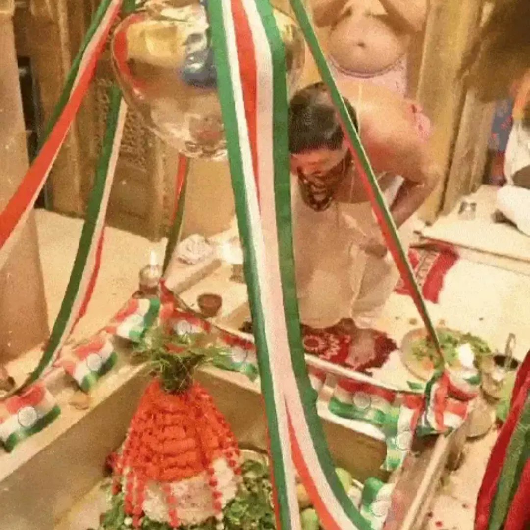 TraditionalVar1's tweet image. प्रत्येक वर्ष की तरह इस साल भी #बनारस ने अपने ही अलग अंदाज में #स्वतंत्रतादिवस2024 मनाया ।
सबसे अदभुत नज़ारा #विश्वनाथ मंदिर और #कालभैरव मंदिर का था।
यहां पर भक्तों ने तिरंगे से बाबा का श्रृंगार कर के विश्व शांति के रुद्राभिषेक एवं पूजन किया।
#IndependenceDayIndia #Varanasi