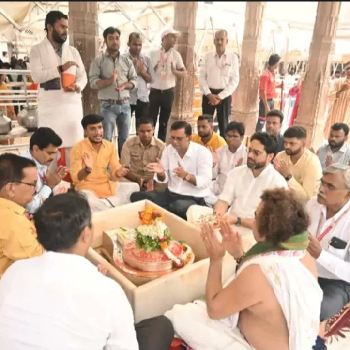 TraditionalVar1's tweet image. प्रत्येक वर्ष की तरह इस साल भी #बनारस ने अपने ही अलग अंदाज में #स्वतंत्रतादिवस2024 मनाया ।
सबसे अदभुत नज़ारा #विश्वनाथ मंदिर और #कालभैरव मंदिर का था।
यहां पर भक्तों ने तिरंगे से बाबा का श्रृंगार कर के विश्व शांति के रुद्राभिषेक एवं पूजन किया।
#IndependenceDayIndia #Varanasi