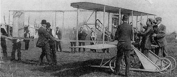 JaneHea51062049's tweet image. #6in series. Wilbur Wright's speech in Chicago, 1901.  That tail, both vertical and horizontal, may with safely be eliminated in gliding and other flying experiments.
Photo: Governer's Island; Wilbur is pulling in back (derby); Orville is at the front (in cap).