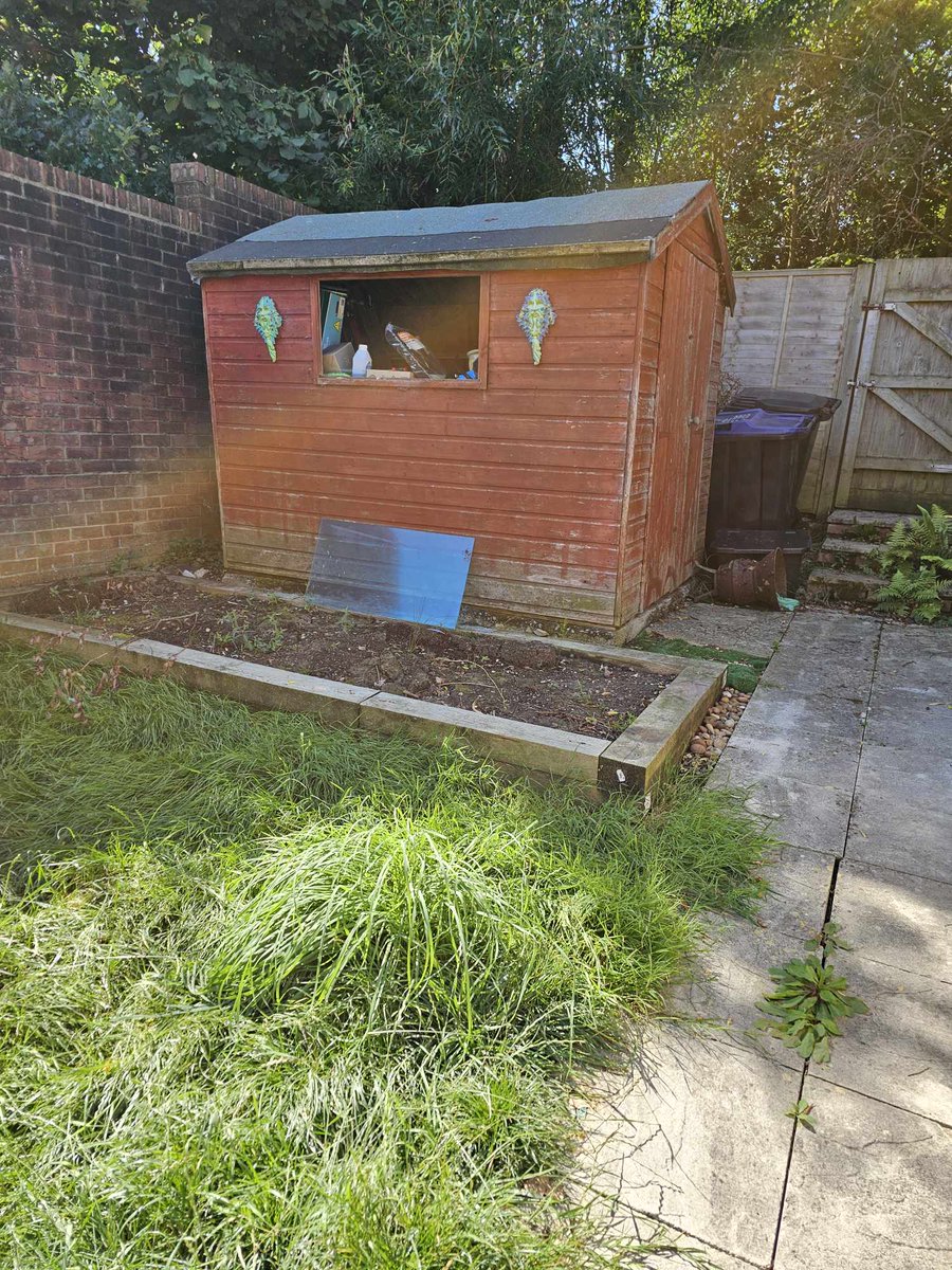 rubbishcom's tweet photo. Vanda in Warminster has reached out to https://t.co/Tqrq3RrItE, she needs our garden clearance service:

Dismantle, remove, and dispose of a garden shed, plus contents of the shed and other bits (see pics).💪♻️
#rubbishremoval #rubbishclearance #gardenclearance #houseclearance https://t.co/vhLrJpnLg5