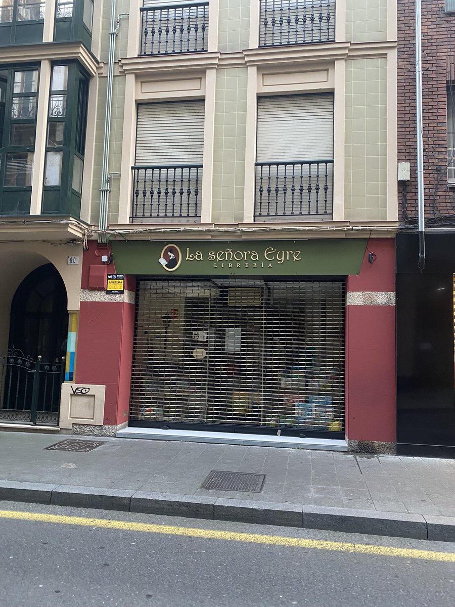 xurdecomeron's tweet photo. @pilareyre @YouTube Pilar, hemos encontrado esta librería en Gijón y nos hemos acordado de ti. Te adoramos!!! Gracias por tu trabajo!!!! https://t.co/9dY1I2lmOW