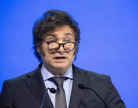 Javier Milei termino con la emisión monetaria a NIVEL MUNDIAL con una frase:

 “Si imprimir dinero acabaría con la pobreza, imprimir diplomas acabaría con la estupidez”