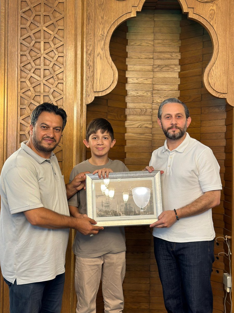 ahmetkaan79's tweet photo. YAZ KURAN KURSU

Üsküdar’ın Ferah Mahallesi’de ki Ferah Merkez Camii’nde imam hatiplik yapan, kendisini ve ailesini gençliğe vakfetmiş örnek bir hoca efendidir, Yusuf BELGE hocamız👏

Yaz döneminde her türlü aktiviteyle 250 evladımızı eğitmeye çalışan geniş bir hafız üniversiteli abiler de caminin ve gençlerimizin hizmetkarları🤲

Kurani eğitim kış dönemlerinde de devam ediyor😉

Bizler de bu vesileyle gençlerimizle hasbihal etme imkanı bulduk.

Rabbim sayılarını arttırsın (amin)

📍Ferah Mahallesi/Üsküdar
🕰️06.08.2024