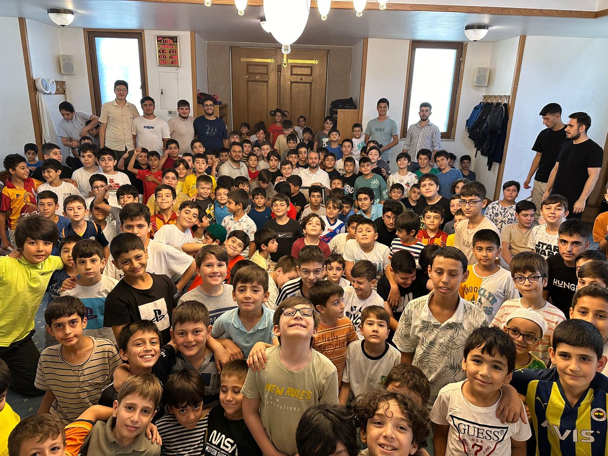 ahmetkaan79's tweet photo. YAZ KURAN KURSU

Üsküdar’ın Ferah Mahallesi’de ki Ferah Merkez Camii’nde imam hatiplik yapan, kendisini ve ailesini gençliğe vakfetmiş örnek bir hoca efendidir, Yusuf BELGE hocamız👏

Yaz döneminde her türlü aktiviteyle 250 evladımızı eğitmeye çalışan geniş bir hafız üniversiteli abiler de caminin ve gençlerimizin hizmetkarları🤲

Kurani eğitim kış dönemlerinde de devam ediyor😉

Bizler de bu vesileyle gençlerimizle hasbihal etme imkanı bulduk.

Rabbim sayılarını arttırsın (amin)

📍Ferah Mahallesi/Üsküdar
🕰️06.08.2024