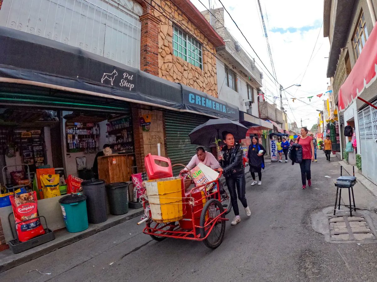 bitlamx's tweet photo. La bicicleta es una herramienta para el trabajo cotidiano, así como beneficia al cambio social y ambiental. 

Buen viernes amig@s 🚲

#BiciOficios #Triciclo #BiciTláhuac #Bitla #CiclistadeBarrio #BitlaMX #MovilidadTláhuac #MovilidadCDMX #Tláhuac #PuebloBicicletero https://t.co/rmPrOysrCv