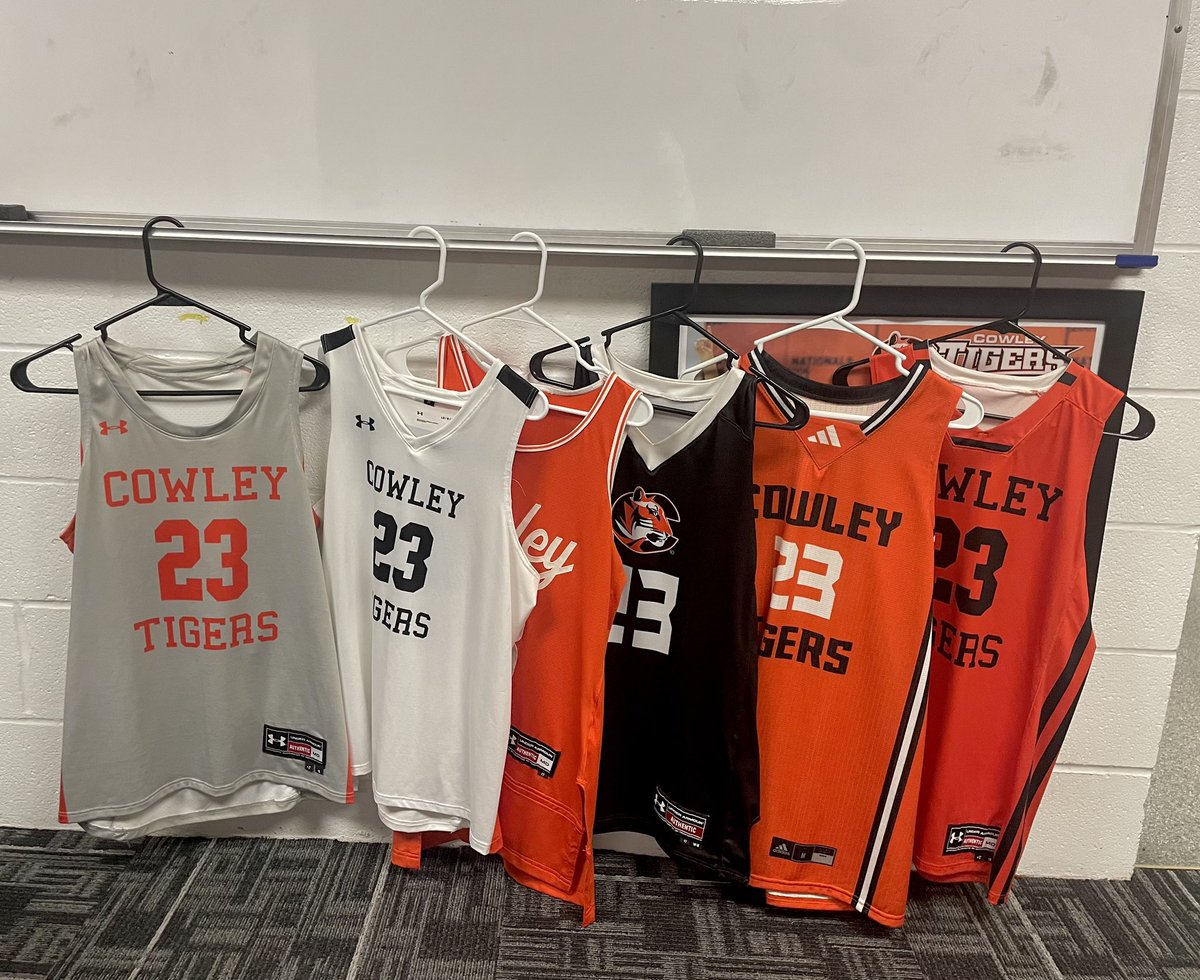 Excited to receive an offer to play for Cowley Wbb! Thank you <a href="/toddqclark/">Todd Q Clark</a> for the amazing visit! 🧡