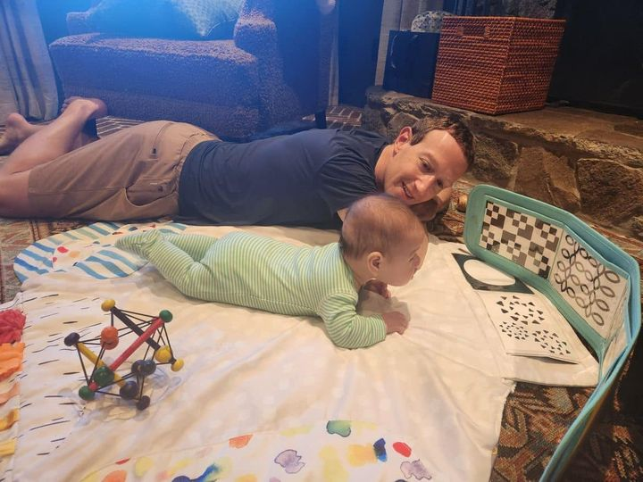 Esse ficou bilionário viciando teus filhos em telas e enquanto isso,  o dele se diverte com brincadeiras analógicas que estimulam o cérebro.