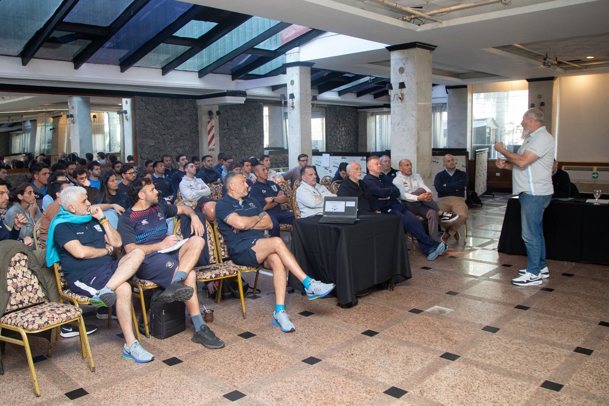 unionargentina's tweet photo. ¡Postales del encuentro de referees! 🇦🇷
#LaUniónDeTodos | #Referato https://t.co/LN7lF36WF3
