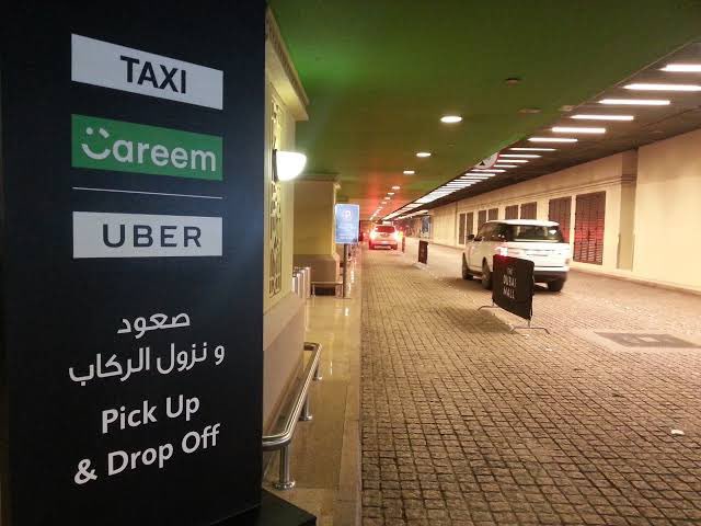 sessiztipi's tweet photo. @OguzAlperOktem Dubai Mall çıkışında da var. Normal taksiler, yerel uygulama Careem ve herkesin bildiği Uber hepsi aynı yerde yolcu alıp bırakıyor. https://t.co/gNH7gMG6BI