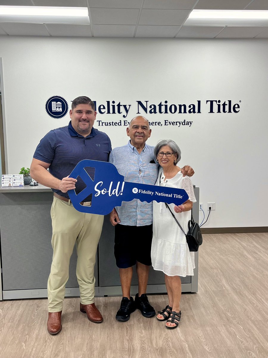 ThePOLOGroupTX's tweet photo. Closing day Friday are the best day! 

It’s always special when you can help family. I am so glad and thankful I was able to help my family sell their home in Helotes! 

#ThepPoloGroup
#ResidentialRE
#phyllisbrowningco
#closingday https://t.co/EAHx19j1PN