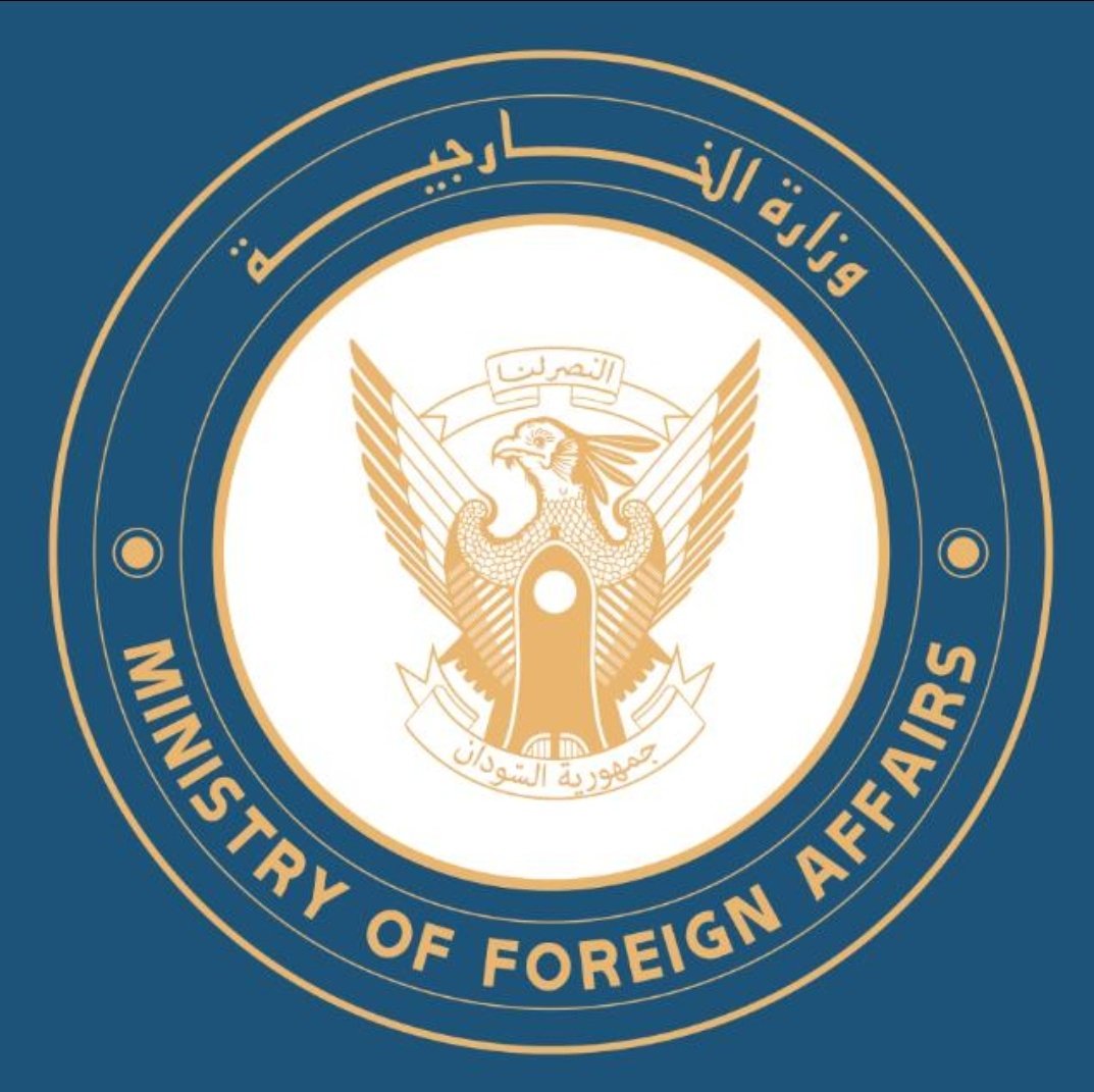 hashsudan's tweet photo. جمهوريةرالسودان
وزارة الخارجية
مكتب الناطق الرسمي وإدارة الإعلام

 بيان صحفي
بينما تتواصل ما تسمى محادثات جنيف بمشاركة مليشيا الجنجويد، تكشفت تفاصيل مذبحة بشعة ارتكبتها المليشيا الإرهابية في قرية جلنقي بولاية سنار في العاشر من هذا الشهر. بلغ عدد ضحايا المذبحة حوالي 85  شهيدا، من و153 مصابا، ومن ضمن الشهداء  أطفال من طلاب خلاوي القرآن بالمنطقة. وترفض المليشيا حتى الآن السماح لذوي الشهداء بدفنهم. 
ارتكبت المليشيا هذه المذبحة الشنيعة، بعد أن فتحت النار بكثافة عشوائيا على سكان القرية العزل عقابا لهم على مقاومتهم اختطاف عدد من فتيات القرية  والاعتداء عليهن جنسيا بواسطة عناصر المليشيا. هذا من العلم بأن القرية ظلت تتعرض لاعتداءات المليشيا منذ الشهر الماضي حيث نهبت كل ما له قيمة من ممتلكات أهل القرية وعرضت مواطنيها لأسوأ معاملة .
نطالب المجتمع الدولي، خاصة من يجتمعون الآن في جنيف ويتحدثون عن مفاوضات سلام مع المليشيا، بإدانة هذه الجريمة الإرهابية، واتخاذ ما يلزم نحو معاملةمليشيا ال دقلو بصفتها تنظيما إرهابيا ومسؤولا عن جرائم ضد الإنسانية. ونجدد التذكير بأن أي تواصل مع المليشيا الارهابية سيكون تشجيعا لها لارتكاب المزيد من الفظائع والإبادة الجماعية والجرائم ضد الإنسانية.
الجمعة 16 أغسطس 2024
