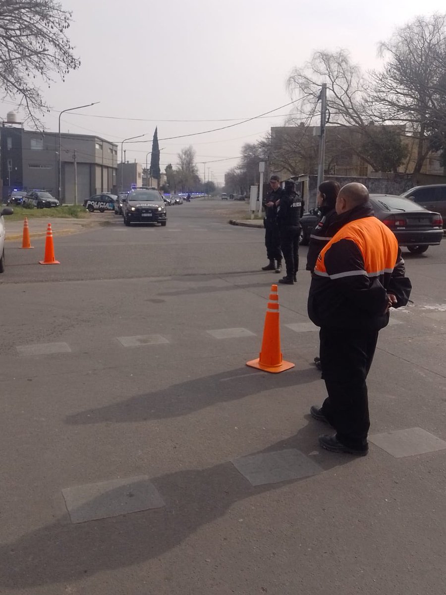 #Tránsito | Se encuentra interrumpida la circulación vehicular en Camino de los Granaderos y Palestina por realización de evento. Personal de <a href="/DGTRosario/">Dirección General de Tránsito</a> realiza tareas de ordenamiento.

Evitar la zona.