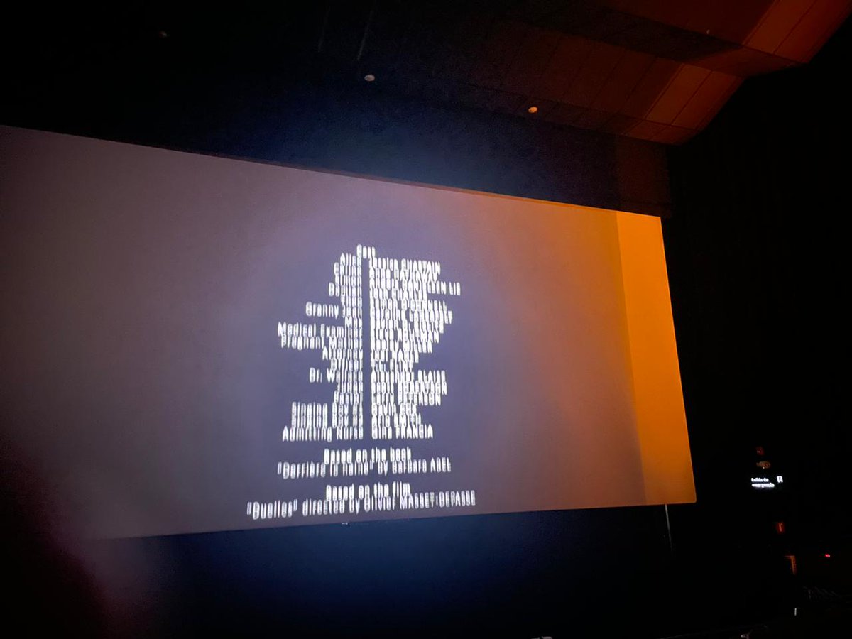 LiObregon's tweet photo. Al parecer @Cinepolis olvidó de qué se trata su negocio.  ayer descubrimos que en una de las salas VIP instalaron unas luces led en el pasillo que se reflejan en la pantalla. Esa franja naranja que ven, esta TODA la película porque no contemplaron que se reflejaría. https://t.co/RgBvuwXb9X