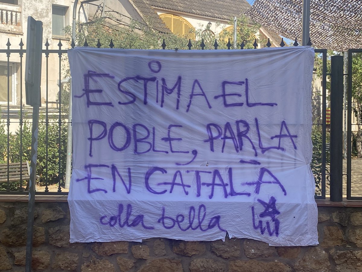 albertgusi's tweet photo. Estima el poble,
parla en català.
#bonaFestaMajor
#castellbisbal https://t.co/bFbi5sHI9K