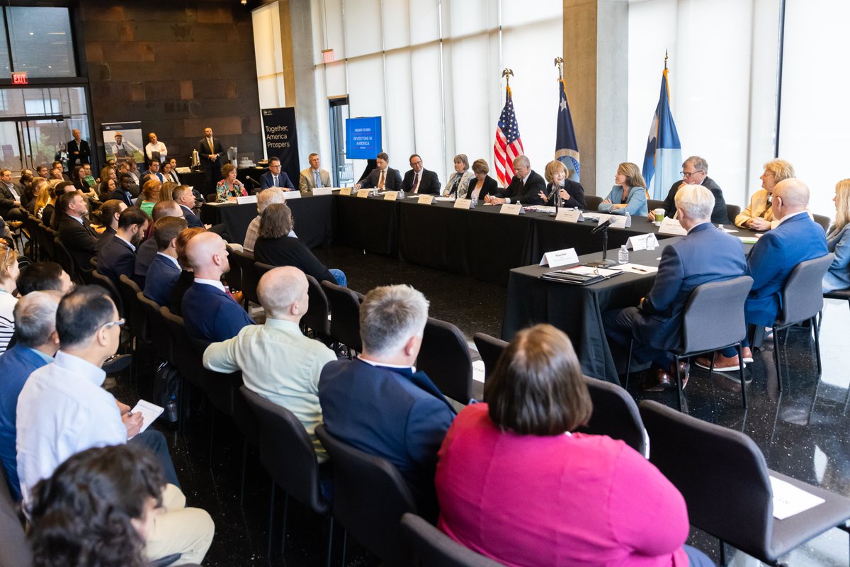 Today, the U of M hosted <a href="/USDA/">Dept. of Agriculture</a> <a href="/SecVilsack/">Secretary Tom Vilsack</a> who announced funding for 160 projects in 26 states to expand access to clean energy and increase availability of domestic biofuels, creating opportunities for U.S. farmers, ranchers and agricultural producers.
cfans.umn.edu/news/roundtabl…