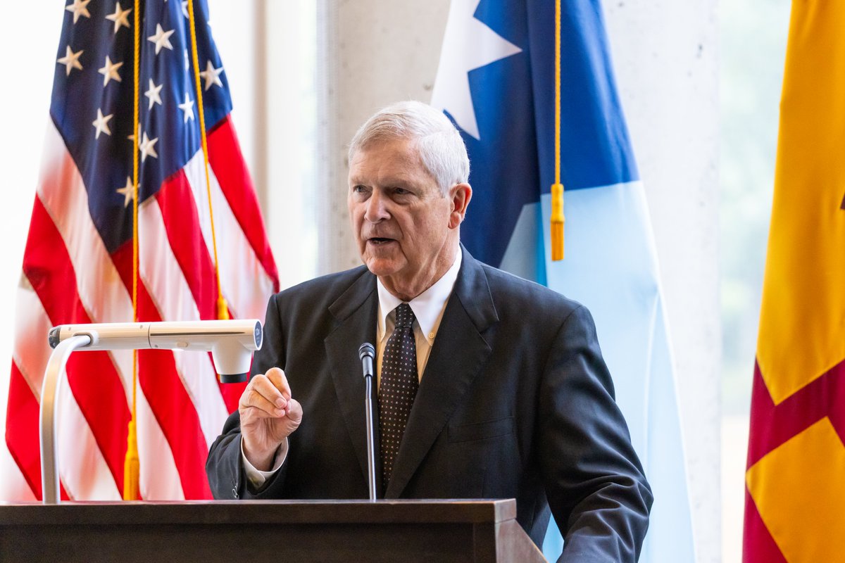 CFANS's tweet photo. Today, the U of M hosted @USDA @SecVilsack who announced funding for 160 projects in 26 states to expand access to clean energy and increase availability of domestic biofuels, creating opportunities for U.S. farmers, ranchers and agricultural producers.
https://t.co/pOHn8D09yU https://t.co/A5OKO6YERt