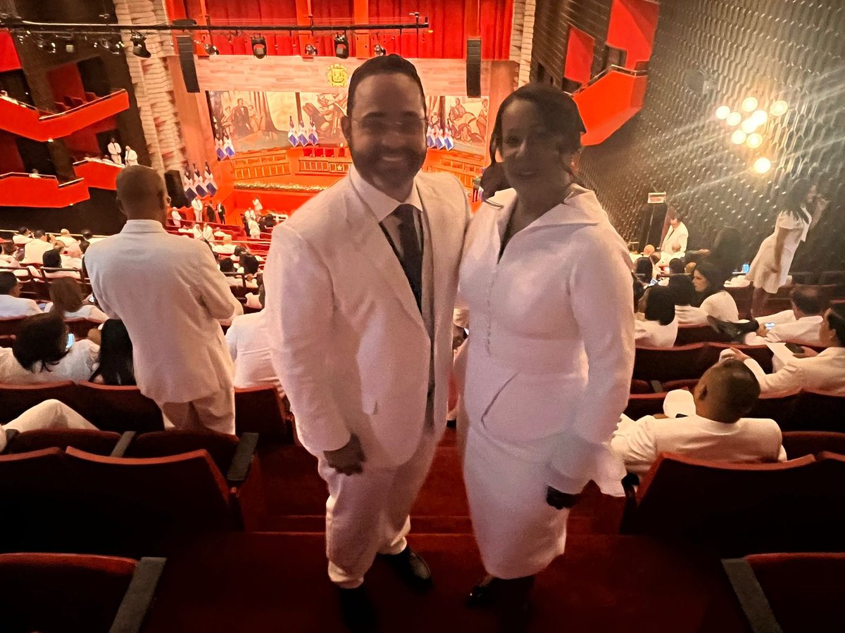 Perremeista orgullosa !! 
En la juramentacion histórica de mi líder y presidente , Luis Abinader y de nuestra  , <a href="/RaquelPenaVice/">Raquel Peña</a> .