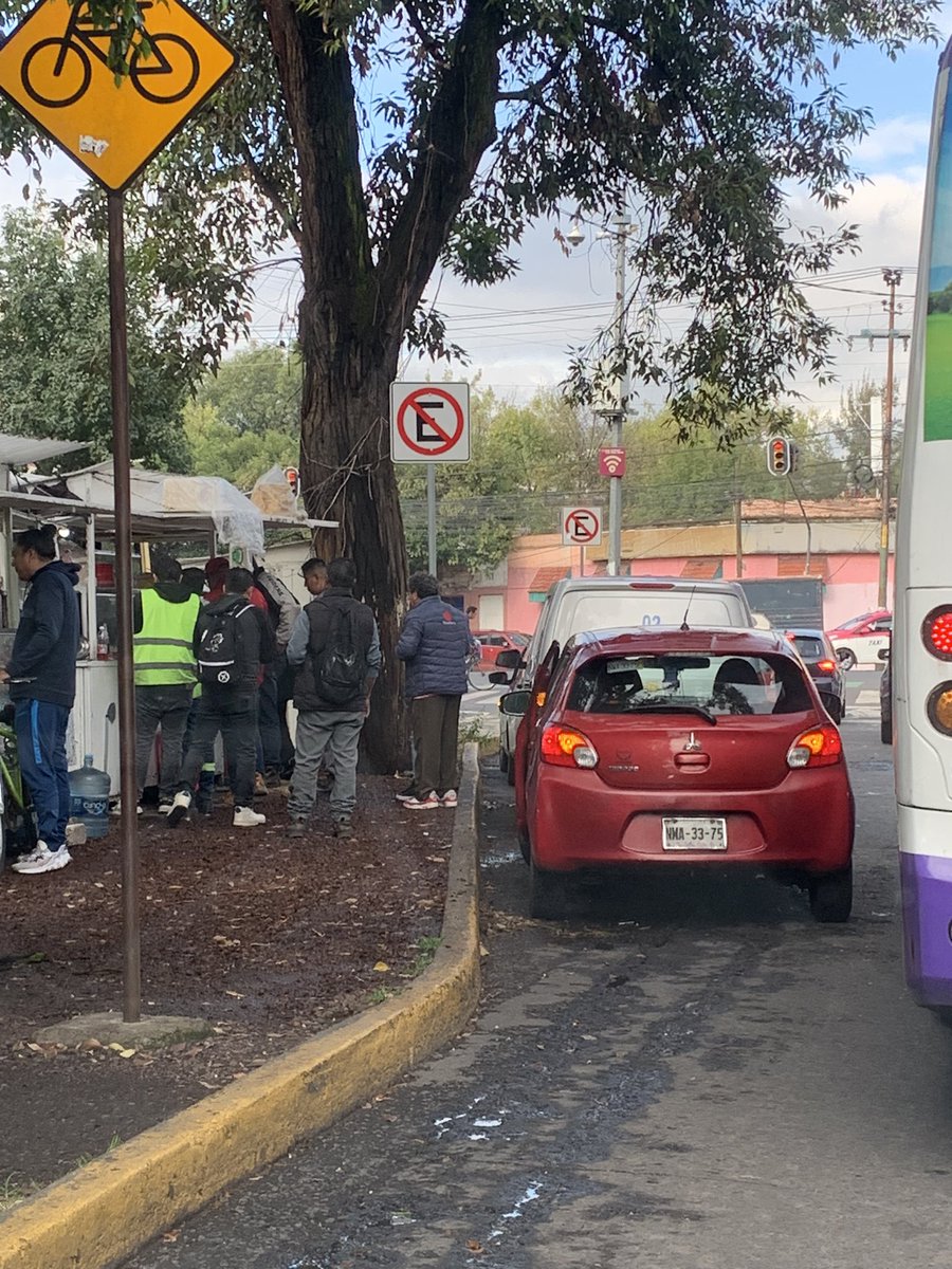 RaqAlvarez's tweet photo. En la calle Maestro Rural, siempre se paran coches frente a letreros de No estacionarse y estorban un carril entero. @transito_CDMX https://t.co/gM63buecZX