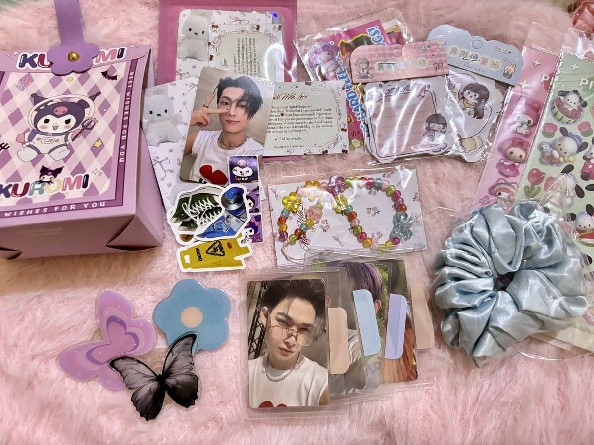 gusy jadi aku dadakan bikin freebies, ada yg mwu kahh

ada sticker
memo pad
official photocard
griptok (limited qt)
strap phone
scrunchies 

besok sapa aku ia 💘