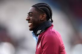 Arnav310310's tweet photo. 🚨🟦Manchester City have reached an agreement with West Ham for £1.2 million in compensation to sign 19-year-old Divin Mubama. Medical tests are booked, and Divin will sign a long-term deal. This strategic move by Man City .#DivinMubama #ManchesterCity #TransferNews #TrendingOnX https://t.co/gyQ37agcWR