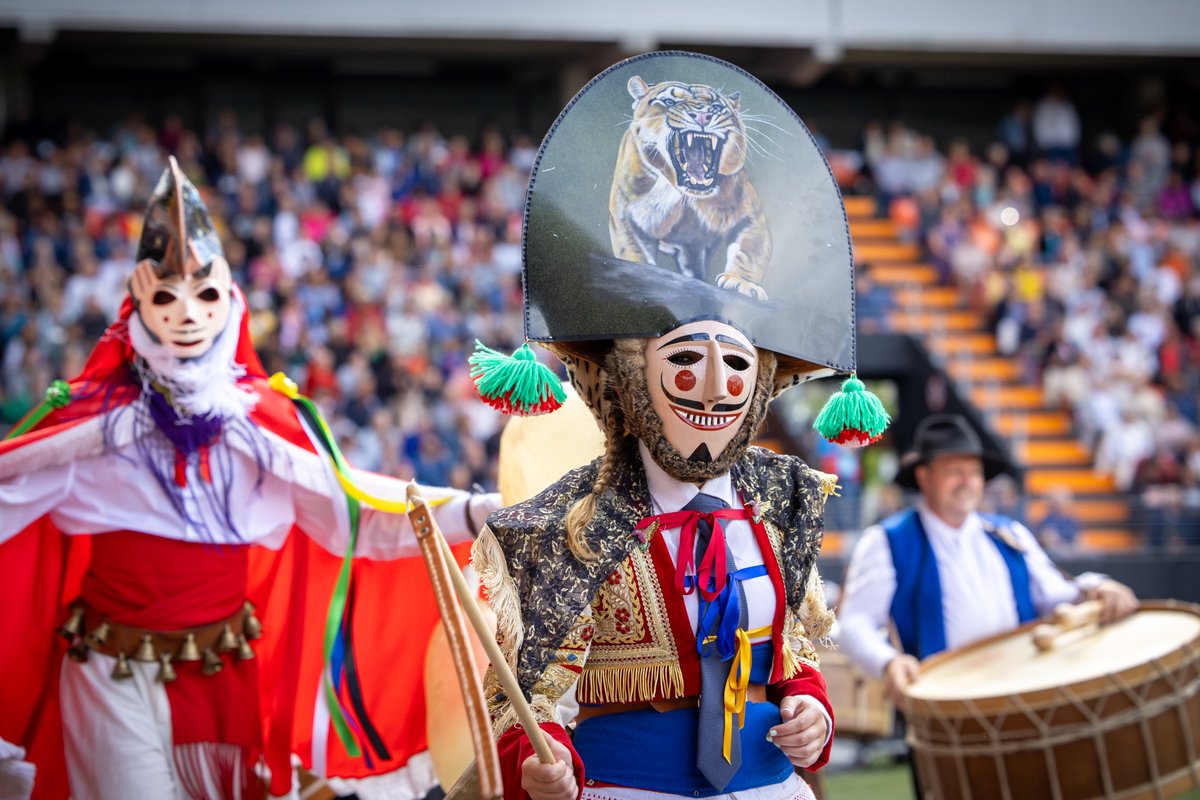 LorientAgglo's tweet photo. Festival Interceltique de #Lorient | #interceltique24
🙌 La Grande Parade des nations Celtes
🥁 Près de 3000 artistes, danseurs &amp; musiciens de tous les pays celtes
👒 Ont défilé en costumes traditionnels dans les rues de #Lorient
🤩 Pour un RDV immanquable du Festival! https://t.co/vXNNZmI0R8