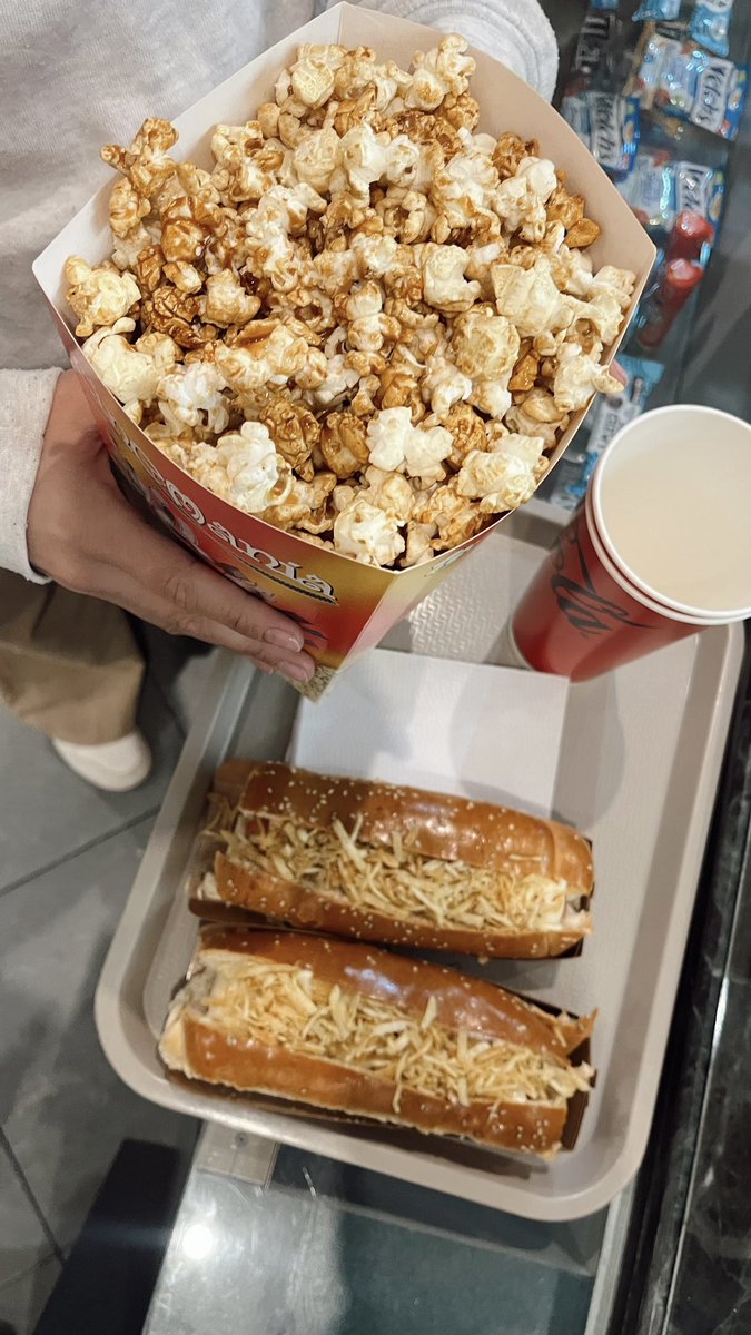 BetsaGonzales's tweet photo. Ayer fui a cine con mis amigas y aunque es algo cero fuera de lo común, me sentí demasiado agradecida por tenerlas en mi vida 🥰🥰 https://t.co/hWeatZ8A2v