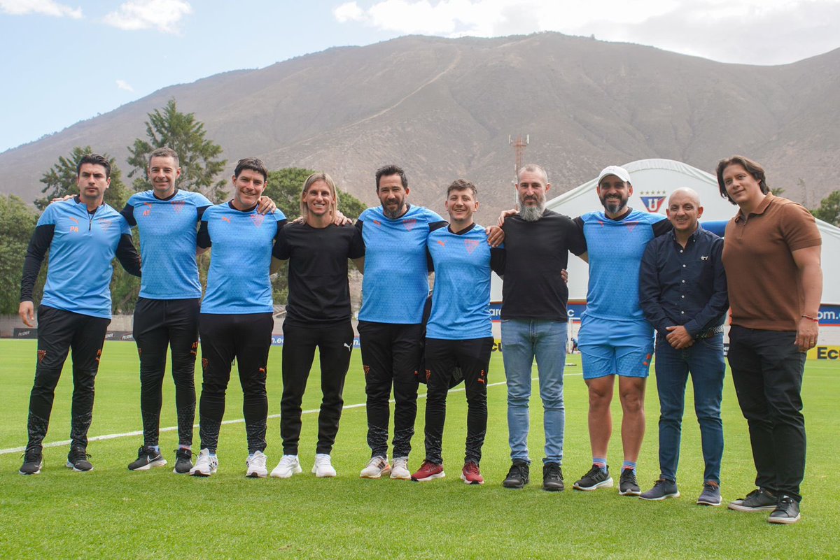 FEFecuador's tweet photo. 𝗖𝗼𝗻𝘁𝗶𝗻𝘂𝗮𝗺𝗼𝘀 𝘃𝗶𝘀𝗶𝘁𝗮𝗻𝗱𝗼 𝗮 𝗹𝗼𝘀 𝗰𝗹𝘂𝗯𝗲𝘀

El cuerpo técnico de @LaTri, encabezado por @SebaBecca, visitó las instalaciones de @LDU_Oficial. 

¡Seguimos trabajando para el desarrollo de la selección! https://t.co/uGlBMUc332