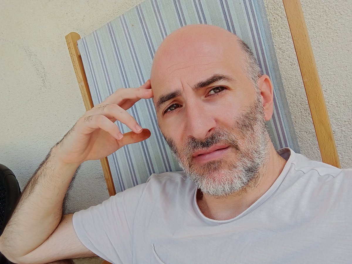 asuras7's tweet photo. "Dove stanno fili sto steso anch’io
qui da oggi ad aspettar le rondini...
Campane di domenica e non io
che resto muto, nel cigolìo,
come un bambino che questo amore..."

#zuccherofornaciari https://t.co/lcmlHOKo62