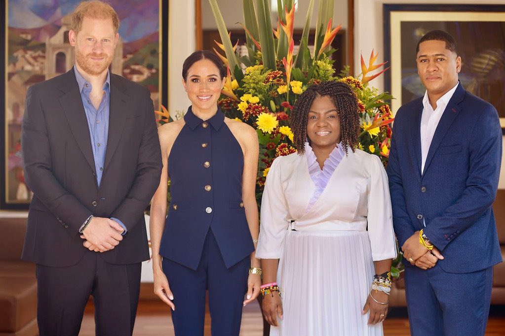 ojocolombia2026's tweet photo. 🇨🇴 FRANCIA MÁRQUEZ invito a meghan markle a Colombia porque la vio en Netflix.

Este capricho le costó a los colombianos más de $ 2.000.000.000 de los impuestos.

-Escoltas 
-Hoteles 
-Eventos 
-camionetas 
-policías 
-restaurantes
- vuelos privados 

Mientras tanto los niños del cauca y el choco mueren de hambre.