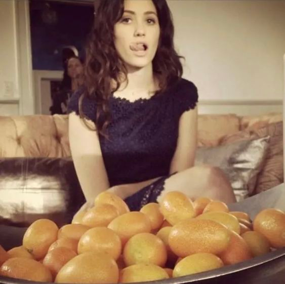 freakorexia's tweet photo. me pretending to ignore food in a room full of people when all i want to do is EAT https://t.co/dV8AQ2WTqt
