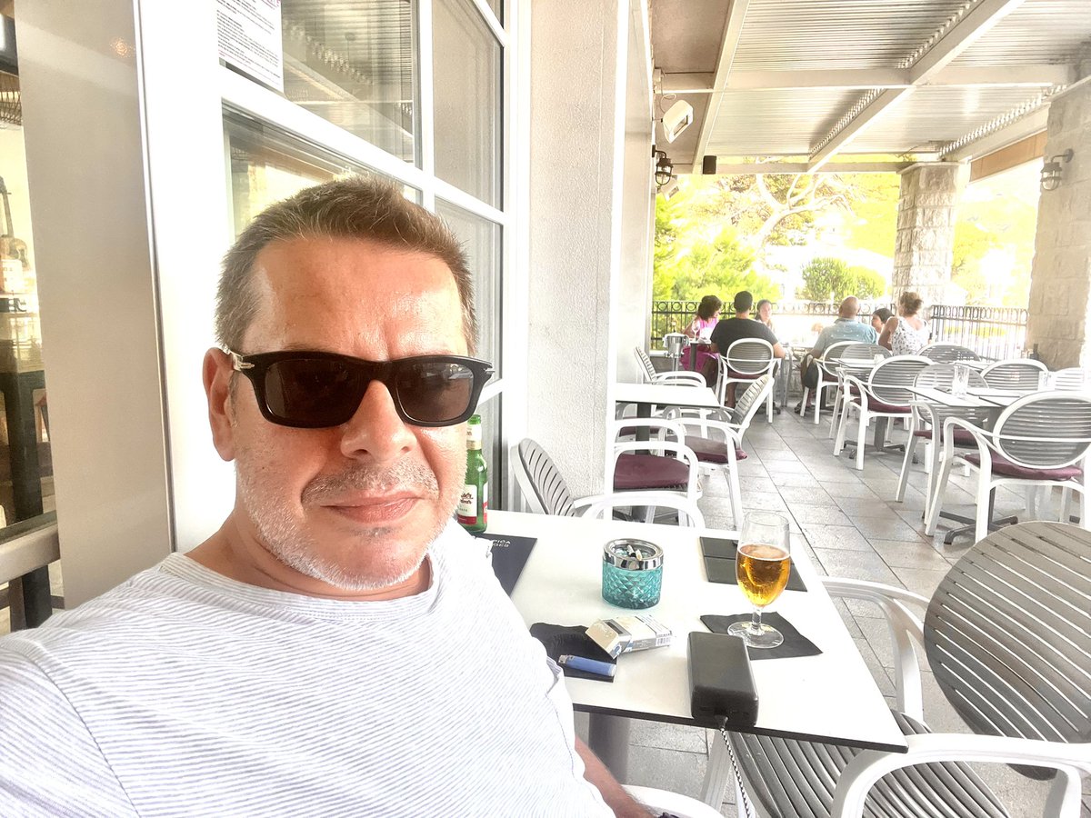 VladoGeorgiev's tweet photo. Kad ukapiram da mi je počeo odmor #easy #holiday #soogood https://t.co/aUDvYNxJQL