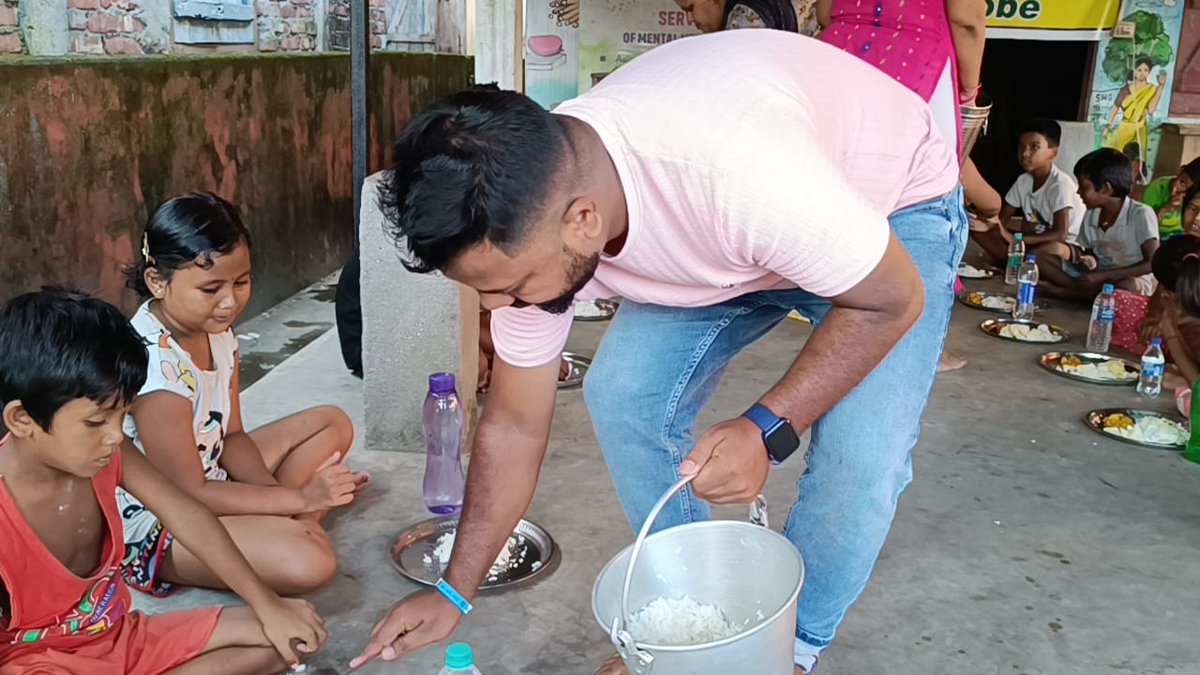KhelaHobe2024's tweet photo. খেলা হবে দিবস উপলক্ষে  জলপাইগুড়ি জেলা খেলা হবে টিমের পক্ষ থেকে কাওয়াখালী
Sweet Home (NGO) দুস্থ বাচ্চাদের দুপুরের খাবার খাওয়ানো হলো এবং তাদের হাতে খাতা কলম  তুলে দেওয়া হলো।
@abhishekaitc @ItsYourDev
@MamataOfficial
#KhelaHobe https://t.co/j8Qth2iQPG