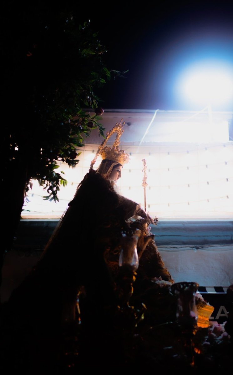 La procesión de la Pastora de La Isla, un clásico del verano gaditano en las fotos de <a href="/jesushormigo_/">Jesús Hormigo</a> 
Es apabullante la presencia de la Virgen reproducida en azulejos por metro cuadrado en el barrio.