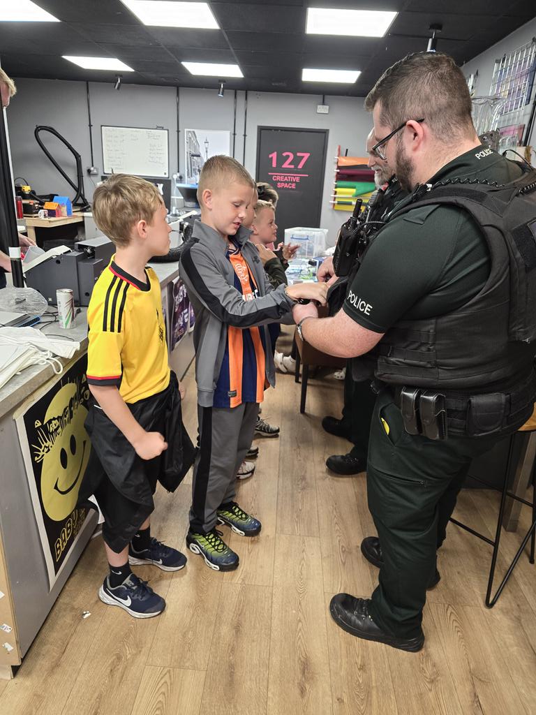 BSCR (@bscrbelfast) on Twitter photo Thank you to <a href="/PSNIBelfastS/">Police South Belfast</a> for dropping in yesterday and engaging with the local children.
The reassurance was very much welcomed 🙌
#community #sandyrow #communitypolicing Thank you to <a href="/PSNIBelfastS/">Police South Belfast</a> for dropping in yesterday and engaging with the local children.
The reassurance was very much welcomed 🙌
#community #sandyrow #communitypolicing