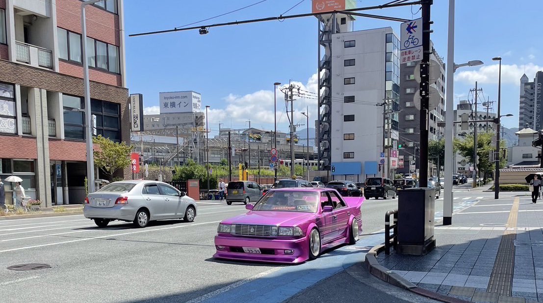 街中にこうも溶け込まんくらい違和感しかないのもすげえよね笑