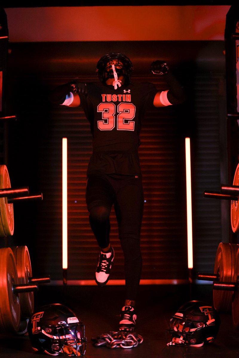 Tiller_Football's tweet photo. Tiller football is back in action tonight. Scrimmage kicks off at 630pm in the stadium. #TustinFootball #DefendTheBarn #TTown #FightingFarmers #GoBigRed https://t.co/DaaX9n1l5F