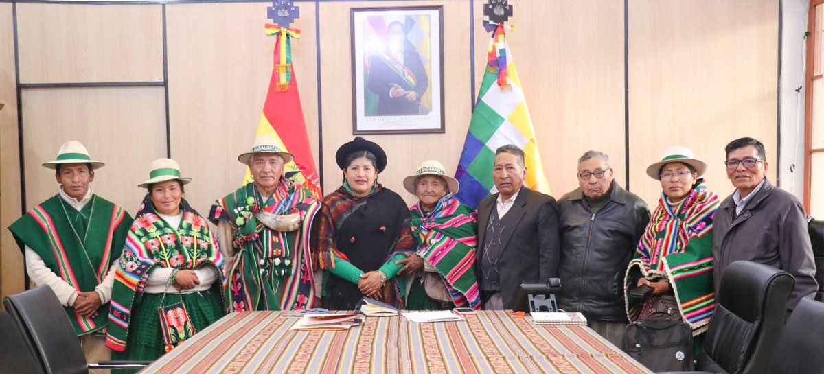 CulturasBolivia's tweet photo. 𝗘𝗦𝗖𝗨𝗖𝗛𝗔𝗥 𝗣𝗔𝗥𝗔 𝗧𝗥𝗔𝗕𝗔𝗝𝗔𝗥
#MCDyD l En una reciente reunión con la Provincia Sur Carangas del municipio Santiago de Andamarca, la ministra #EsperanzaGuevara, anunció la publicación y próxima presentación de la Revista Arqueológica de Parcomarka Copacabana. https://t.co/JDl6ujPc5C