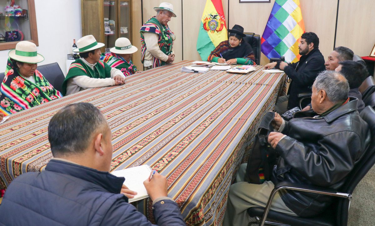 CulturasBolivia's tweet photo. 𝗘𝗦𝗖𝗨𝗖𝗛𝗔𝗥 𝗣𝗔𝗥𝗔 𝗧𝗥𝗔𝗕𝗔𝗝𝗔𝗥
#MCDyD l En una reciente reunión con la Provincia Sur Carangas del municipio Santiago de Andamarca, la ministra #EsperanzaGuevara, anunció la publicación y próxima presentación de la Revista Arqueológica de Parcomarka Copacabana. https://t.co/JDl6ujPc5C