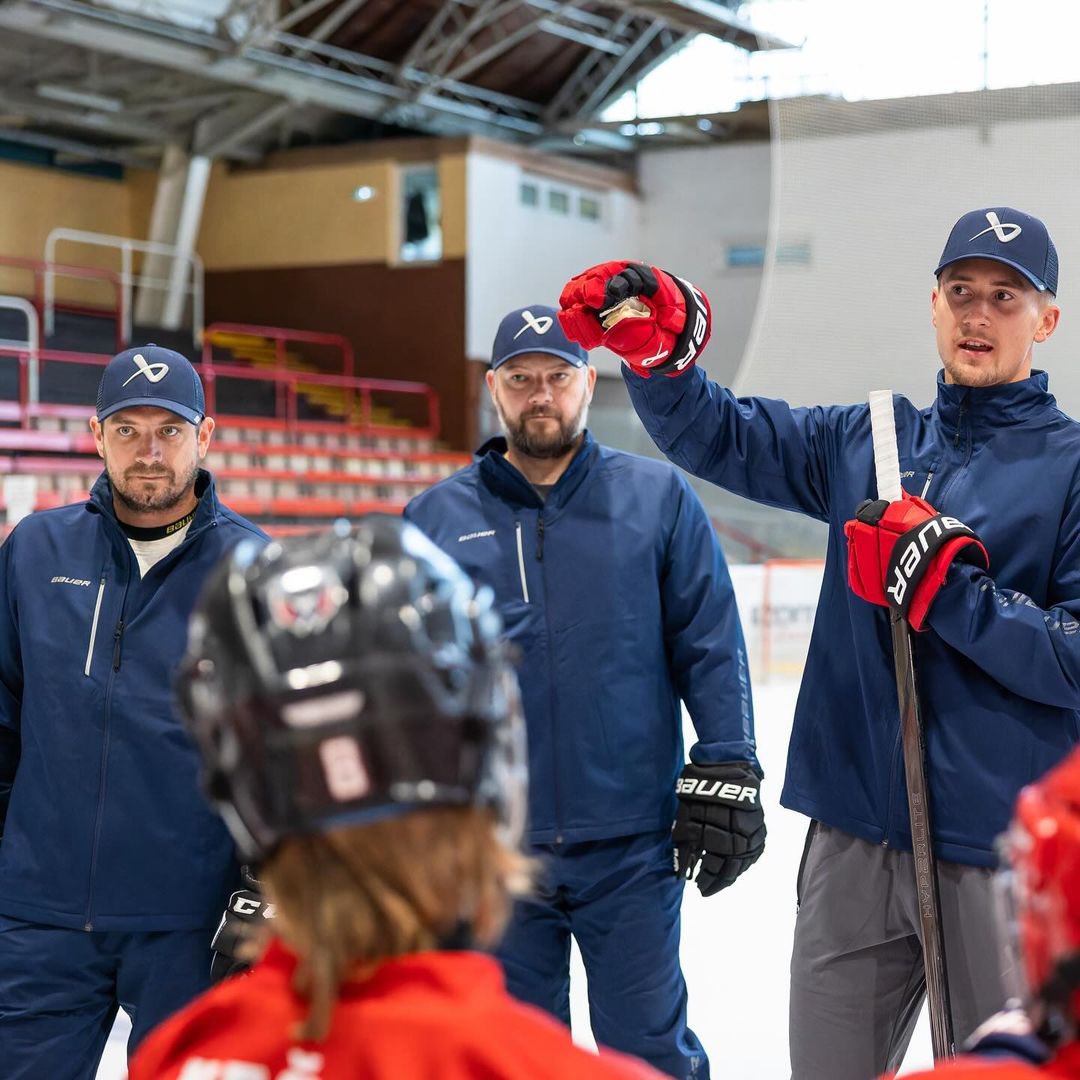 NHLPA's tweet photo. Martin Necas putting in work and paying it forward by hosting his first youth hockey camp back in Žďár nad Sázavou, Czechia!
 
📸: zdarskyplameny (IG) https://t.co/t66MPFGW0R