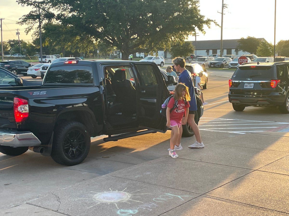 MHSPantherBBall's tweet photo. MHS Panther Baseball greeted kids at @MidlothianISD this morning. No better way to start the day than with a high five and a smile! #RISEAbove
@MtPeak_Elem @JRIrvin_Elem @JColemanElem @LMiller_Elem https://t.co/efshY5AfrZ