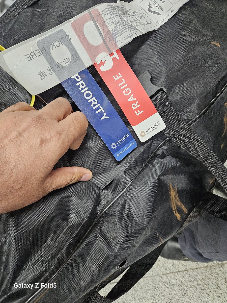 manikantjain's tweet photo. Damage baggage by so called best Indian airline vistara from Hong to Delhi on 13/8/24, even it's tagged fragile and priority, and they not bother to reply even after commitment of 24 hrs. Does the priority and fragile make sense for this airline? https://t.co/vzENAKFUts