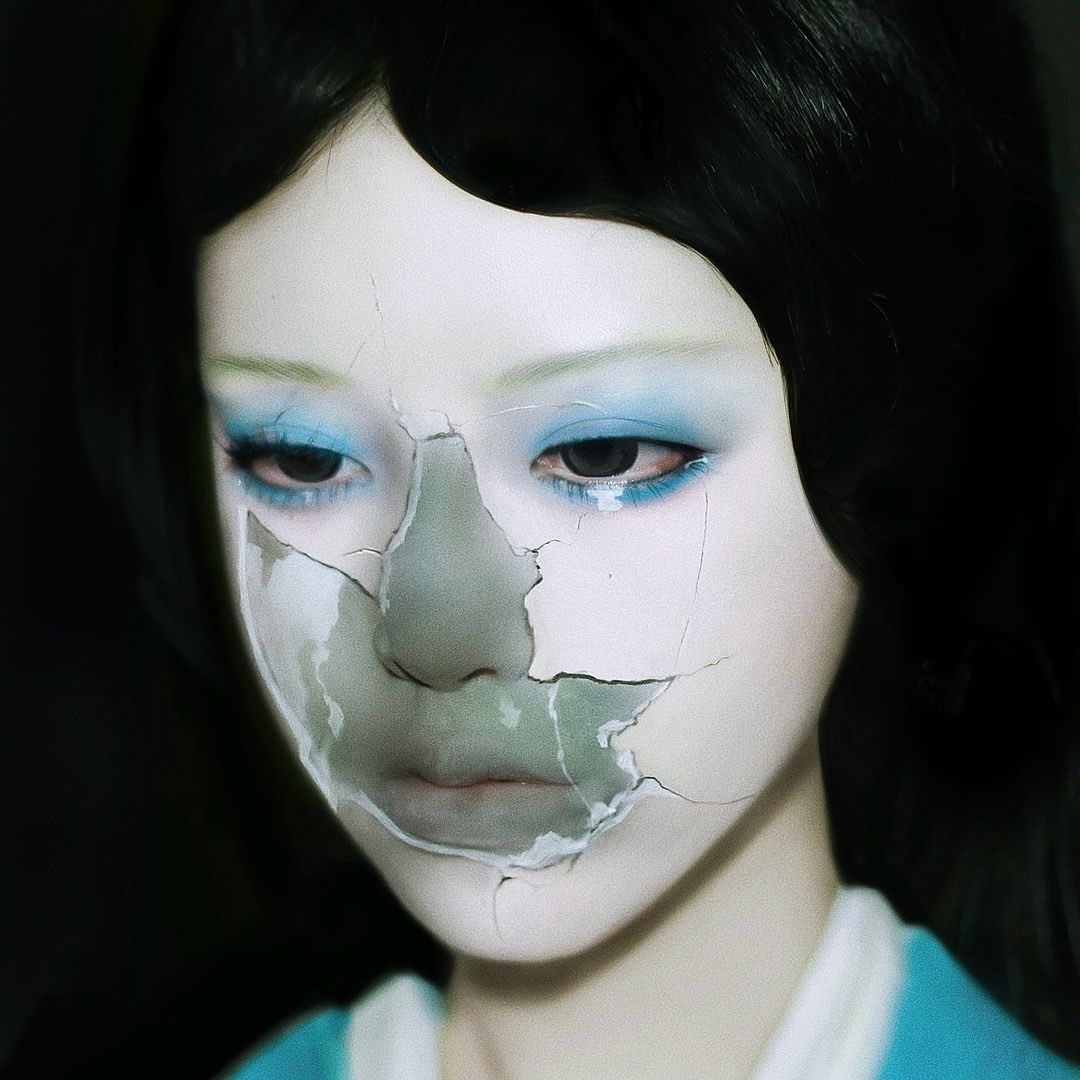 gastt_fashion's tweet image. Makeup Look by aryaflare, inspired by the cover artwork for the album ‘Madra’ by Irish band NewDad .