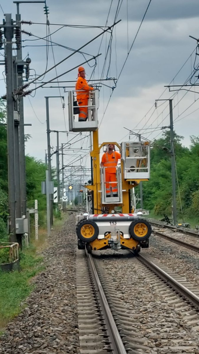 ⚡️🌧️Cette semaine a été marquée par une météo compliquée en <a href="/auvergnerhalpes/">Auvergne-Rhône-Alpes</a> : orages à Saint-André-le-Gaz, inondation à Rive-de-Gier… 

Les agents <a href="/SNCFReseau/">SNCF Réseau</a> étaient à pied d'œuvre pour réparer les nombreux dégâts &amp; permettre la reprise des circulations pour les voyageurs !