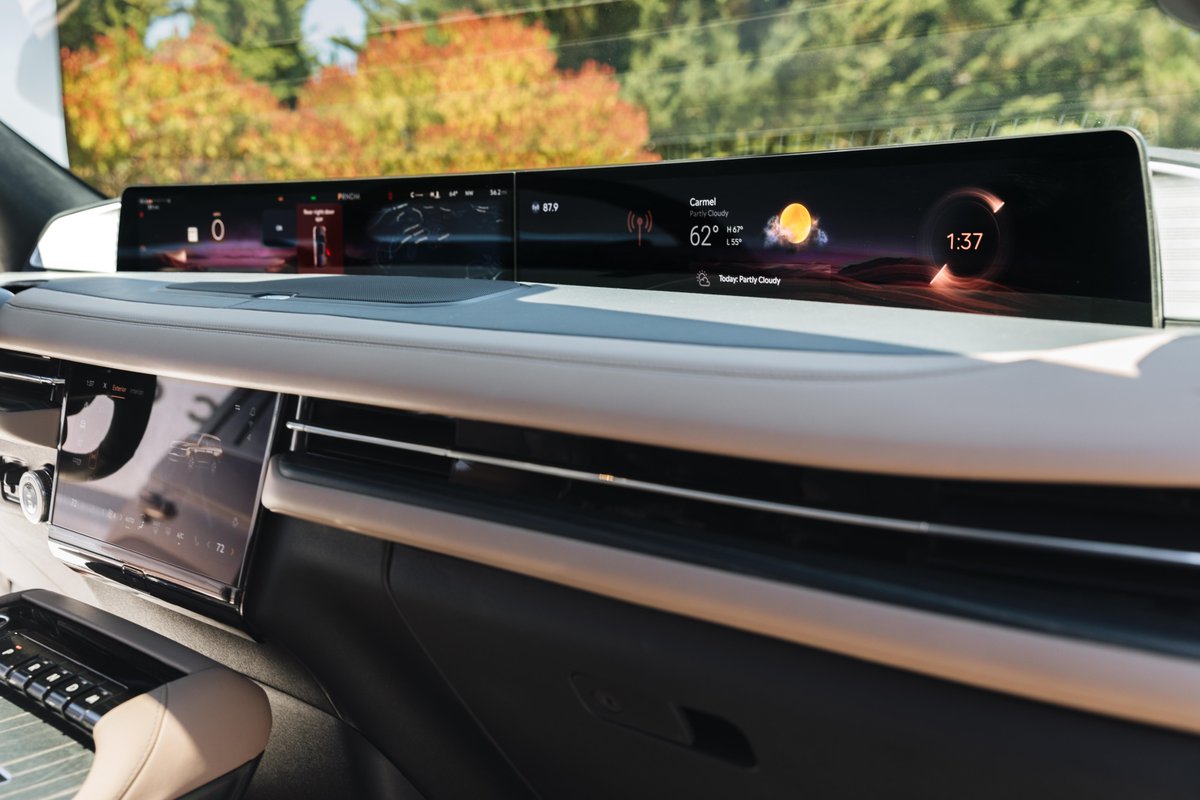 lincolnqc's tweet photo. Le seul, l’unique, l’emblématique. Voici le nouveau Lincoln #Navigator 2025. Découvrez sa fonction Rejuvenate, son écran panoramique de 48 po, sa calandre avant redessinée, et bien plus encore en consultant le lien dans notre bio. https://t.co/44hWWqGohE