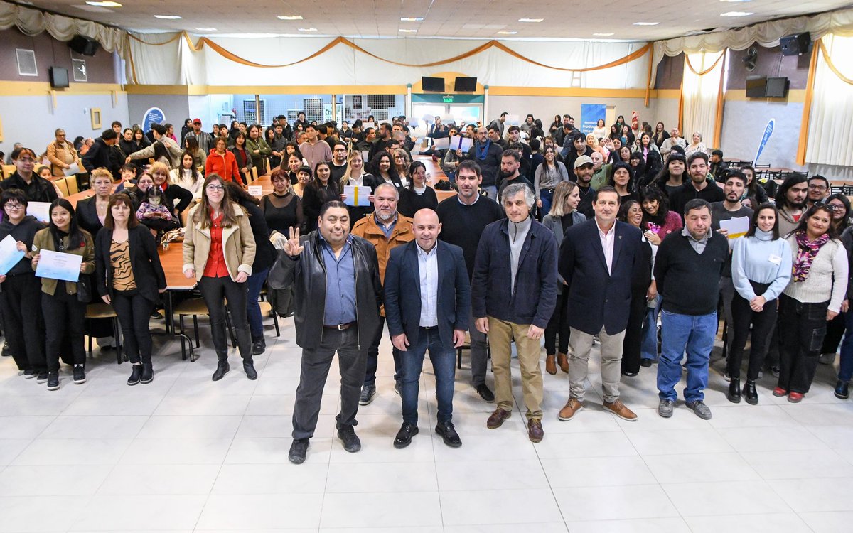 En el marco de las distintas políticas que ejecutamos en #PuertoMadryn para que nuestros vecinos tengan cada vez más posibilidades, entregamos los certificados a los cientos de madrynenses que realizaron distintas capacitaciones de nuestra Subsecretaría de Empleo. 

Felicitamos a