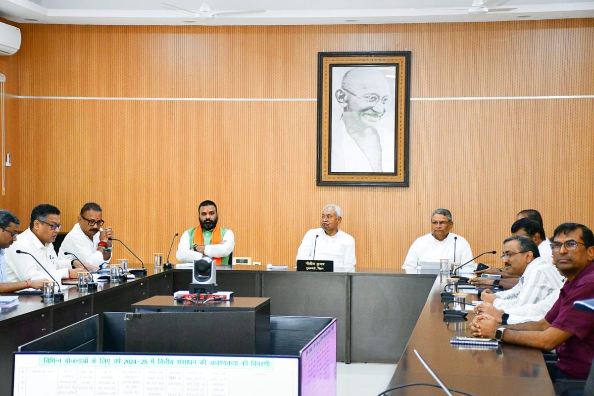 NitishKumar's tweet photo. 1 अणे मार्ग स्थित ‘संकल्प’ में ग्रामीण कार्य विभाग की समीक्षा बैठक की। बैठक के दौरान क्षतिग्रस्त पथों का पुनर्निर्माण एवं अन्य निर्माणाधीन पथों का निर्माण कार्य तेजी से पूर्ण करने का निर्देश दिया है। साथ ही मुख्यमंत्री सेतु निर्माण योजना को फिर से शुरू करने को कहा है। 
बेहतर सड़क होने से लोगों का आवागमन आसान होता है। राज्य में सड़कें बेहतर हों, इसके लिए संसाधनों की जो भी आवश्यकता होगी उसे पूरा किया जाएगा। ग्रामीण कार्य विभाग को बचे हुए टोलों के लिए भी पथों का निर्माण कार्य जल्द पूर्ण कराने का निर्देश दिया है ताकि उनकी संपर्कता सुलभ हो सके। ग्रामीण इलाकों में जिन पथों के नवीनीकरण/ उन्नयनीकरण की आवश्यकता है, उनका आकलन कर उनपर तेजी से काम करने का भी निर्देश दिया है।